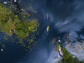 Luftaufnahme von Kajakfahrern auf dem Fluss Vuoksi - KNTF05202