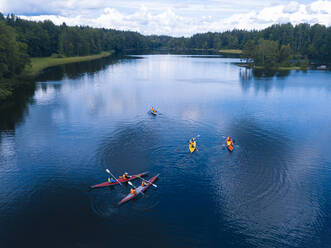 Luftaufnahme von Kajakfahrern auf dem Fluss Vuoksi - KNTF05207