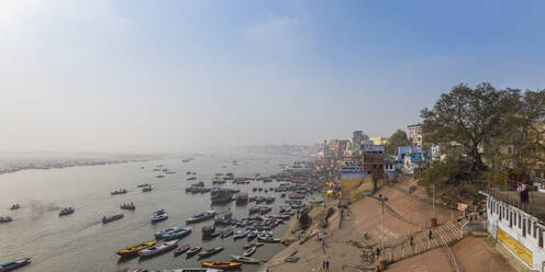 Blick auf die Varanasi Ghats und den Fluss Ganges, Varanasi, Uttar Pradesh, Indien, Asien - RHPLF17297