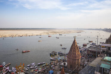 Blick auf die Varanasi Ghats und den Fluss Ganges, Varanasi, Uttar Pradesh, Indien, Asien - RHPLF17298
