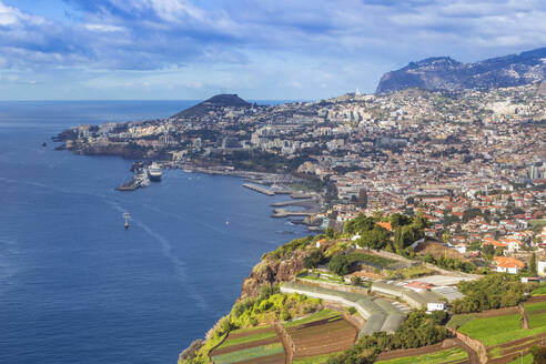 Blick auf Funchal mit Blick auf den Hafen, Funchal, Madeira, Portugal, Atlantik, Europa - RHPLF17299
