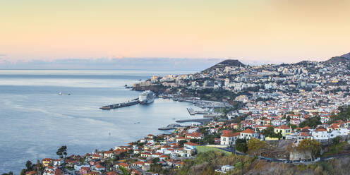 Blick auf Funchal mit Blick auf den Hafen, Funchal, Madeira, Portugal, Atlantik, Europa - RHPLF17300