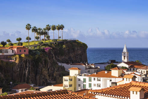 Blick auf die Camara de Lobos unterhalb der Ilheu-Gärten, Funchal, Madeira, Portugal, Atlantik, Europa - RHPLF17304