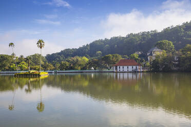 Der Kandy-See und der Zahntempel, Kandy, UNESCO-Weltkulturerbe, Zentralprovinz, Sri Lanka, Asien - RHPLF17309