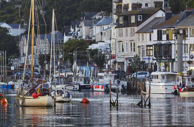 Der bekannte Fischereihafen von Looe im frühen Sonnenlicht an der Südküste Cornwalls, Looe, Cornwall, England, Vereinigtes Königreich, Europa - RHPLF17323