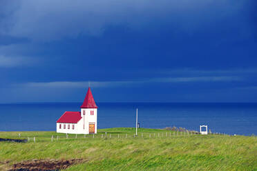 Rote Kirche am Meer, Island, Polarregionen - RHPLF17335