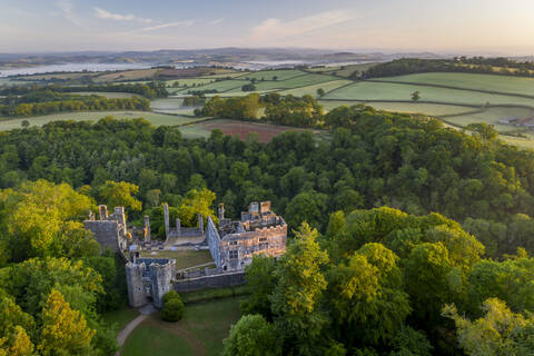 Luftaufnahme von Berry Pomeroy Castle in der Morgendämmerung im Frühling, Devon, England, Vereinigtes Königreich, Europa, lizenzfreies Stockfoto