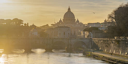 Fluss Tiber, Petersdom, UNESCO-Weltkulturerbe, Rom, Latium, Italien, Europa - RHPLF17347