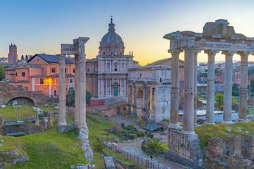 Kirche Santi Luca e Martina und Septimius-Severus-Bogen (Arco di Settimio Severo), Forum, UNESCO-Welterbestätte, Rom, Latium, Italien, Europa - RHPLF17369