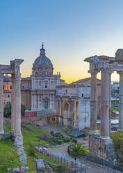 Kirche Santi Luca e Martina und Septimius-Severus-Bogen (Arco di Settimio Severo), Forum, UNESCO-Welterbestätte, Rom, Latium, Italien, Europa - RHPLF17371