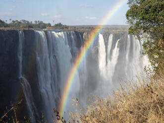 Blick auf die Victoriafälle am Sambesi-Fluss, UNESCO-Weltkulturerbe, an der Grenze zwischen Sambia und Simbabwe, Afrika - RHPLF17376