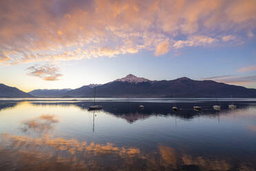 Wolken bei Sonnenaufgang gespiegelt im Comer See, Domaso, Lombardei, Italienische Seen, Italien, Europa - RHPLF17388