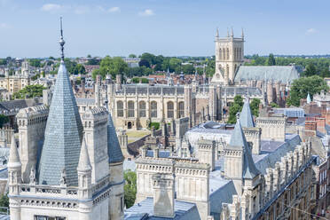 Blick von oben auf die Skyline der Stadt Cambridge mit den Universitätsgebäuden Caius, Trinity und St John's Colleges, Cambridge, Cambridgeshire, England, Vereinigtes Königreich, Europa - RHPLF17408