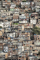 Blick auf ärmliche Wohnverhältnisse in der Favela (Slum), Cantagalo in der Nähe des Copacabana-Strandes, Rio de Janeiro, Brasilien, Südamerika - RHPLF17409