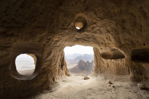 Natürliche Fenster in der Höhle am Eingang der in den Fels gehauenen Kirche Daniel Korkor, Gheralta-Gebirge, Region Tigray, Äthiopien, Afrika - RHPLF17410