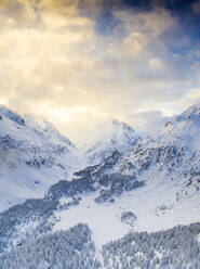 Luftaufnahme des Cavloc-Sees und verschneite Wälder, Bergell, Engadin, Kanton Graubünden, Schweiz, Europa - RHPLF17419