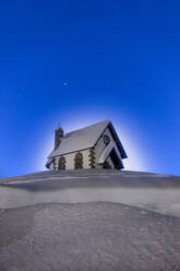 Sterne über der Kirche von Madonna Assunta im Winter, Rolle Pass, Pale di San Martino, Dolomiten, Trentino-Südtirol, Italien, Europa - RHPLF17422