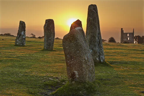 Sonnenaufgang über den stehenden Steinen bei den Hurlers, einer Reihe prähistorischer Steinkreise im Bodmin Moor in der Nähe von Liskeard, Ost-Cornwall, England, Vereinigtes Königreich, Europa - RHPLF17432