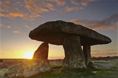 Blick bei Sonnenaufgang auf die Überreste einer prähistorischen Grabkammer, bekannt als Lanyon Quoit, in der Nähe von Penzance, West Cornwall, England, Vereinigtes Königreich, Europa - RHPLF17433