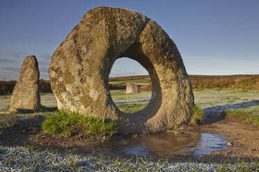 Der geheimnisvolle prähistorische Men-an-Tol-Ringstein an einem frostigen Morgen auf einem Feld in der Nähe von Penzance, im Westen Cornwalls, England, Vereinigtes Königreich, Europa - RHPLF17434