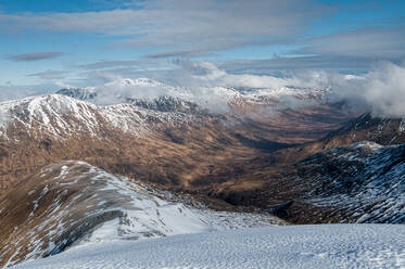 Blick auf den Fionngleann im Winter von der Brothers Ridge in Kintail mit den Hügeln von Wester Ross in der Ferne, Highlands, Schottland, Vereinigtes Königreich, Europa - RHPLF17444