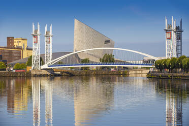 The Lowry-Fußgängerbrücke und Imperial War Museum North, Salford Quays, Manchester, England, Vereinigtes Königreich, Europa - RHPLF17461