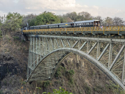 Blick auf die Brücke über die Victoriafälle am Sambesi-Fluss, UNESCO-Weltkulturerbe, an der Grenze zwischen Sambia und Simbabwe, Afrika - RHPLF17468