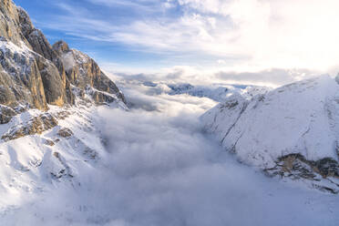 Luftaufnahme des wolkenverhangenen Valle Ombretta von Marmolada, Dolomiten, Venetien, Italien, Europa - RHPLF17470