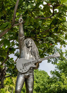 Bob-Marley-Statue vor dem Bob-Marley-Museum, 56 Hope Road, Kingston, Saint Andrew Parish, Jamaika, Westindien, Karibik, Mittelamerika - RHPLF17472