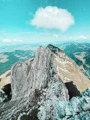 Bergsteigerinnen beim Klettern auf einem schmalen Grat in der Schweiz - CAVF88371