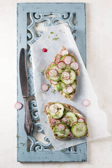 Sandwiches mit Radieschen, Gurken und Kresse auf rustikalem Tablett - MYF02280