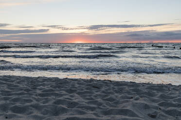 Sandstrand an der Ostsee bei Sonnenuntergang - MYF02290