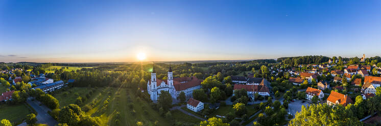 Kloster Irsee gegen den Himmel bei Sonnenaufgang, Augsburg, Deutschland - AMF08424