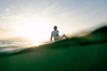 Konzept: Ruhe und Entspannung. Mann sitzt auf Paddel Surf - CAVF88411