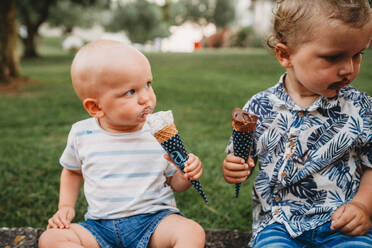 Junges weißes Kleinkind und Baby essen Eis im Sommer - CAVF88460