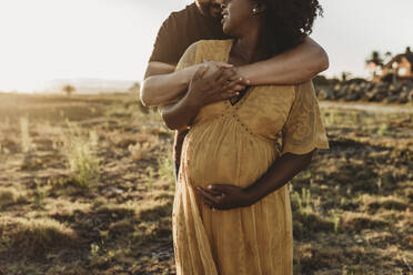 Nahaufnahme einer jungen Mutter und eines Vaters mit schwangerem Bauch - CAVF88481