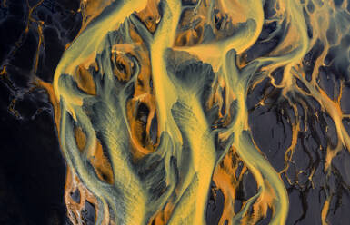 Farbenfrohe Gletscherflüsse mit schwarzem Sand an der Südküste von Island - CAVF88512