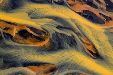 Farbenfrohe Gletscherflüsse mit schwarzem Sand an der Südküste von Island - CAVF88514