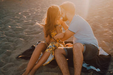 Junge Menschen verlieben sich am Meer in romantischen Sonnenuntergang Abend Bindung - ADSF11496
