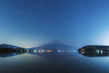 Nachtaufnahme des Mount Fuji vom Yamanaka-See aus, Präfektur Yamanashi - CAVF88580