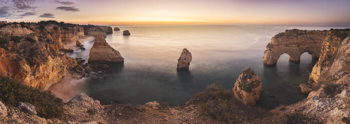 Algarve-Klippen in Panoramaansicht aus der Vogelperspektive - CAVF88586