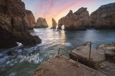 Ponta da piedade in Lagos bei Sonnenaufgang - CAVF88589