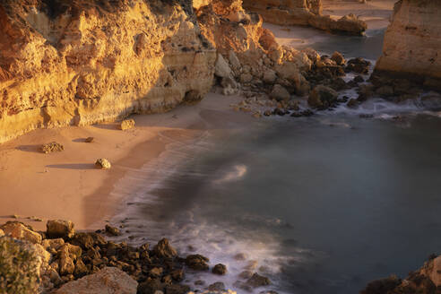 Algarve Klippen von Mesquita Strand bei Sonnenaufgang - CAVF88590