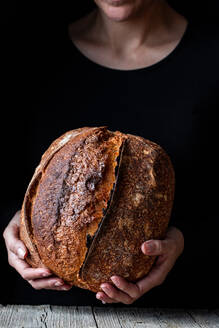 Unbekannte Person zeigt frisches Brot - ADSF11561