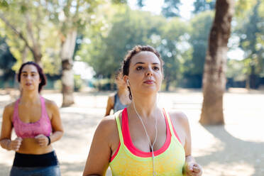 Drei Freunde joggen im Park - CUF56202