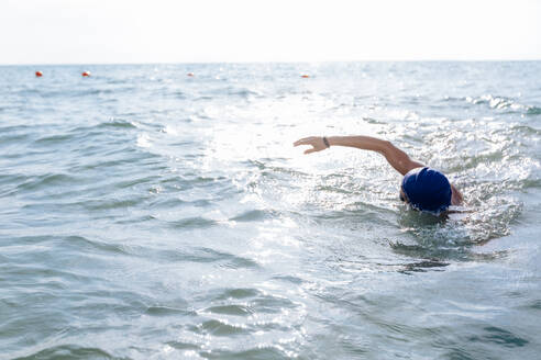 Mann schwimmt im Meer - CUF56212