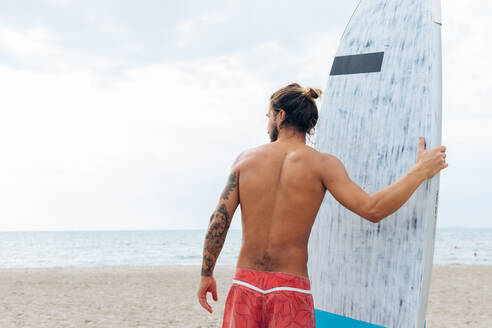 Surfer mit Surfbrett am Meer - CUF56231