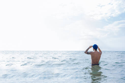 Schwimmer, der sich auf den Sprung ins Meer vorbereitet - CUF56236
