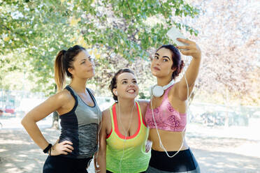 Freunde trainieren und machen ein Selfie im Park - CUF56271