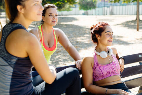 Freunde machen eine Pause vom Sport im Park - CUF56273